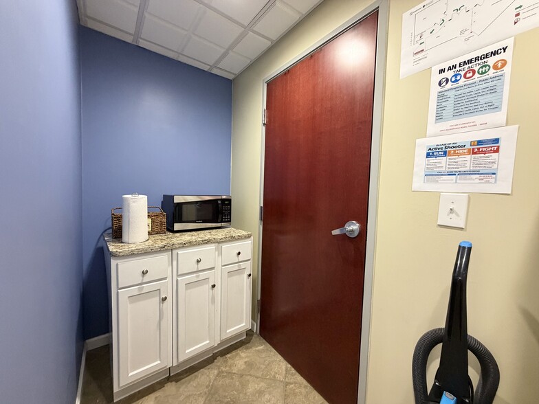 More Photos Of 10412 Allisonville Rd, Fishers Office For Sale