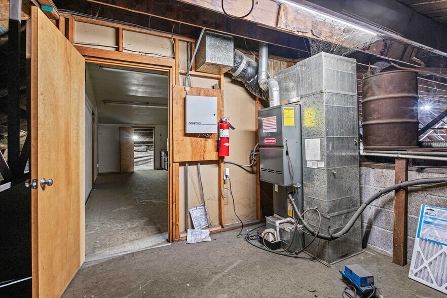 More Photos Of 890 N Main St, Independence Warehouse For Sale