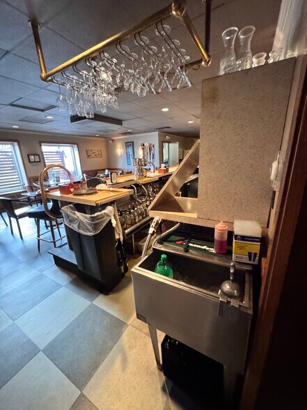 More Photos Of 572 2nd Ave, Troy Restaurant For Sale