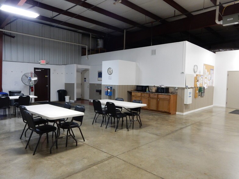 More Photos Of 120 Bentley Ct, Findlay Warehouse For Lease