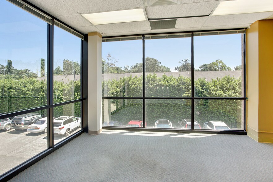 More Photos Of 913 S College Rd, Lafayette Medical For Lease
