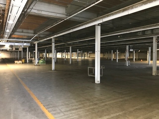 More Photos Of 3121 Pleasant Valley Blvd, Altoona Light Distribution For Lease