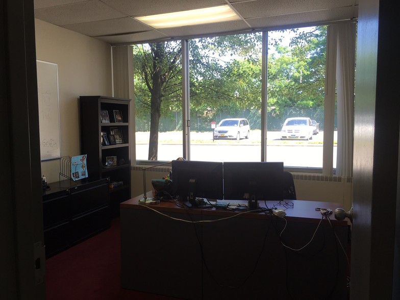 More Photos Of 76 Progress Dr, Stamford Research And Development For Lease