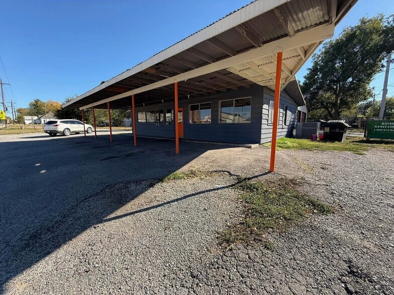 Primary Photo Of 507 E North Ave, Tonkawa Fast Food For Sale