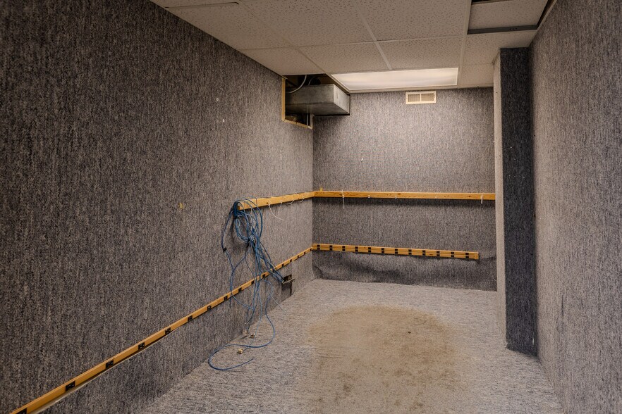 More Photos Of 4303 Memorial Hwy, Mandan Movie Radio TVStudio For Lease