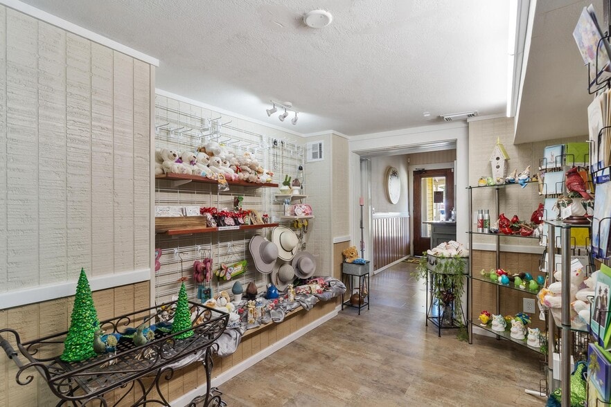 More Photos Of 1024 W Main St, Leesburg Storefront Retail Residential For Sale