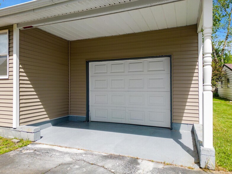 More Photos Of 7969 Richardson Rd, West Bloomfield Office Residential For Sale