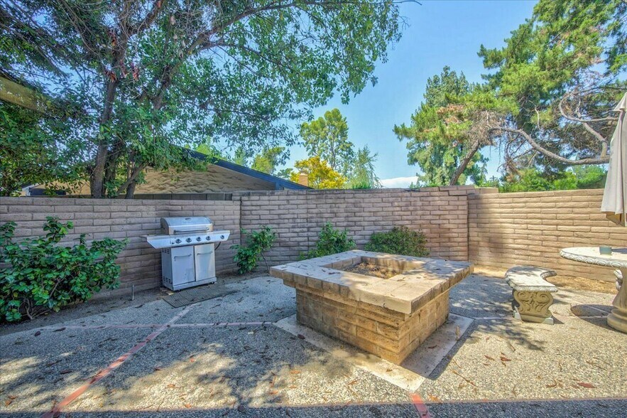 More Photos Of 2600 W Shaw Ln, Fresno Office For Sale