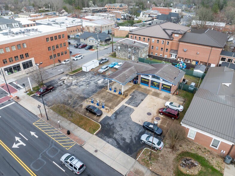 More Photos Of 81 S Broad St, Brevard Service Station For Lease