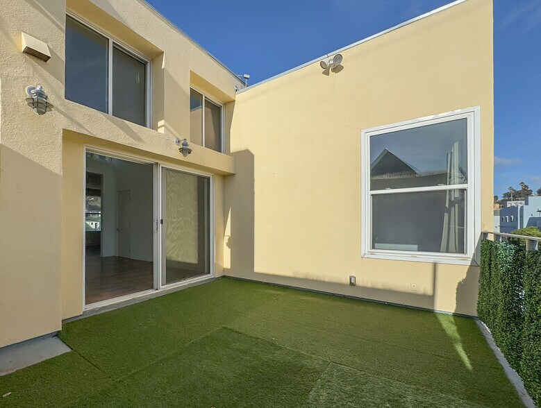 More Photos Of 106-108 W Channel Rd, Santa Monica Storefront Retail Office For Lease