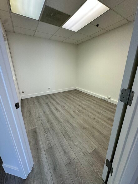 More Photos Of 1901 Raymond Dr, Northbrook Medical For Lease