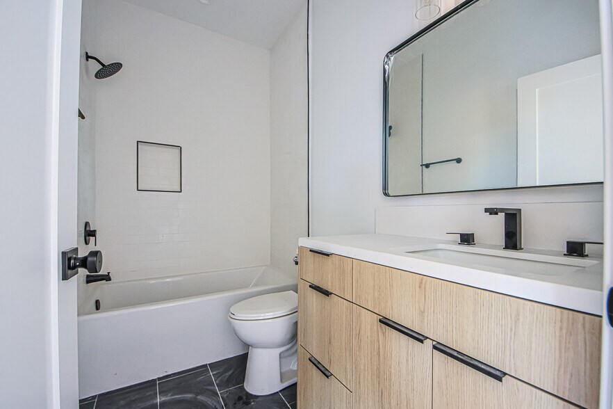 More Photos Of 6401 Odessa Ave, Lake Balboa Multifamily For Sale