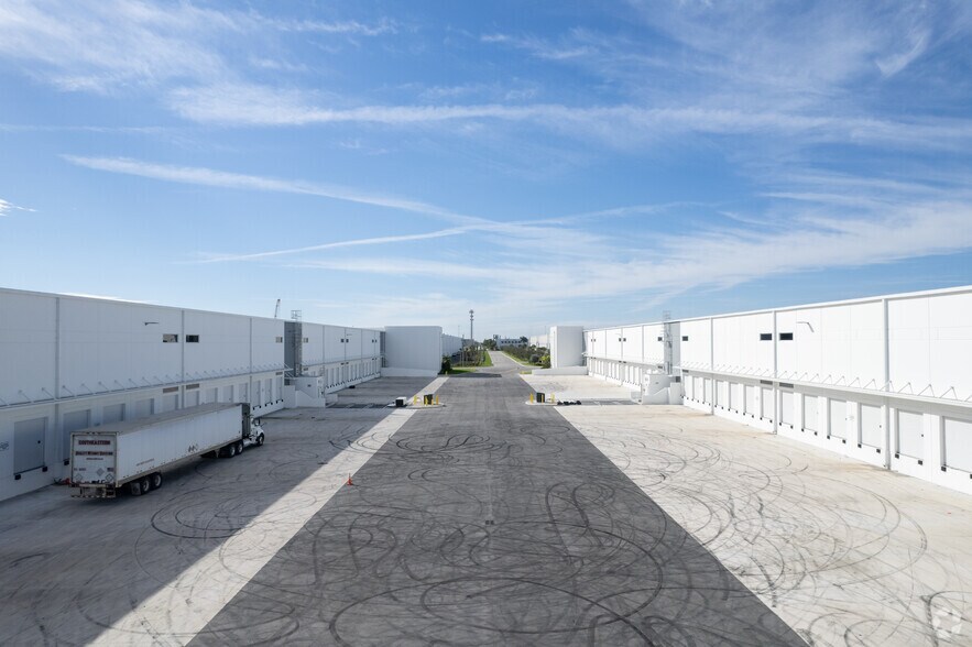 More Photos Of 10702 NW 147 St, Hialeah Gardens Distribution For Lease