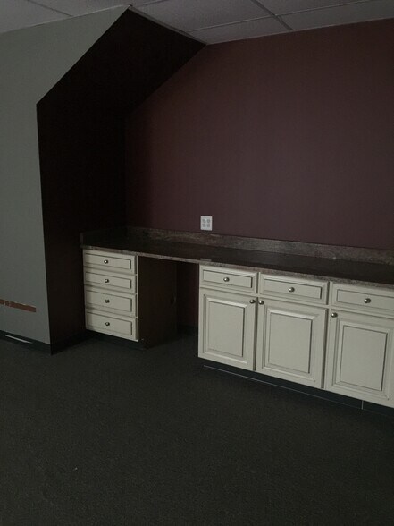 More Photos Of 9042 Hornbaker Rd, Manassas Industrial For Lease