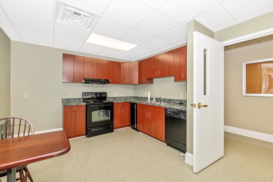 More Photos Of 925 N East St, Frederick Bank For Lease