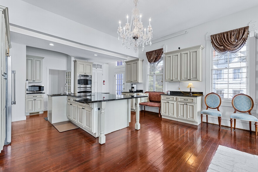 More Photos Of 402 E Gaston St, Savannah Hospitality For Sale