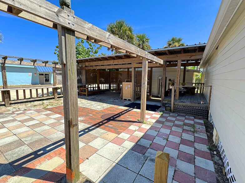 More Photos Of 411 Flagler Ave, New Smyrna Beach Freestanding For Lease