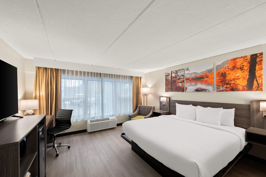 More Photos Of 70 N Stevens St, Rhinelander Hotel For Sale