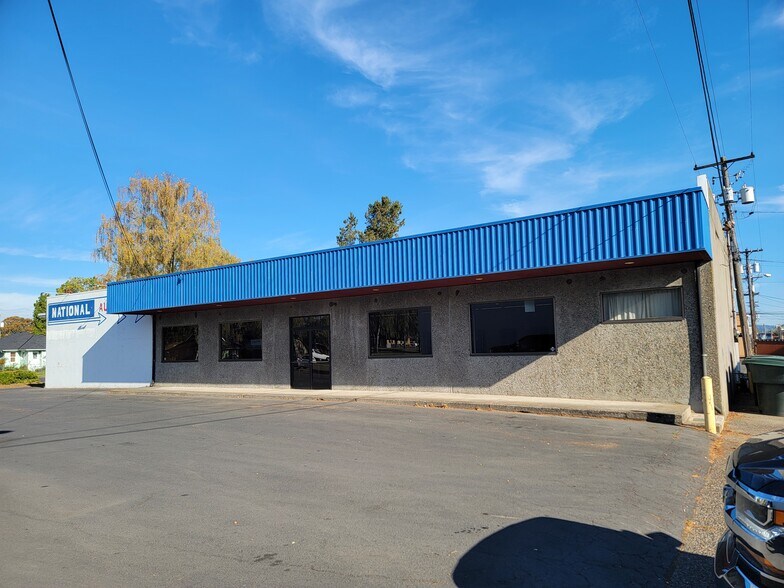 Primary Photo Of 532 Oregon Way, Longview Auto Repair For Lease