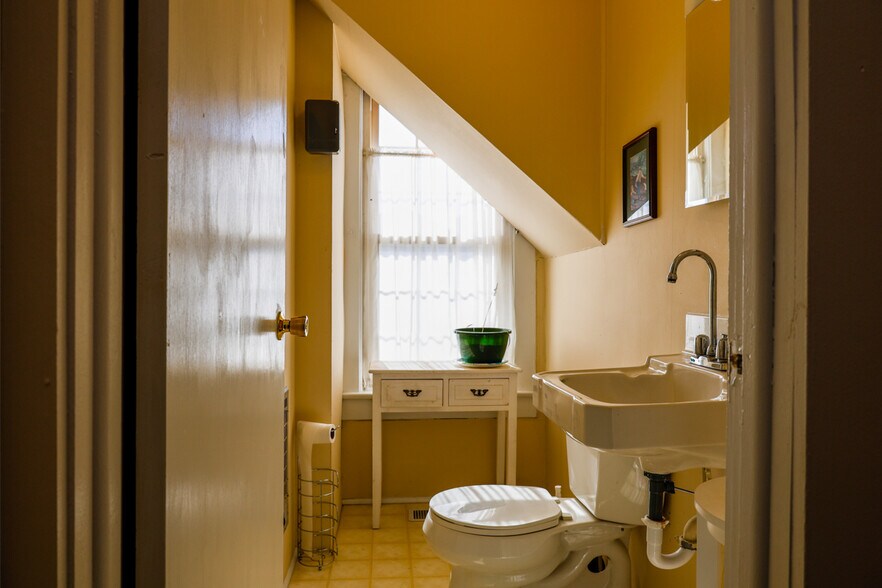 More Photos Of 1616 Blountville Blvd, Blountville Office Residential For Sale