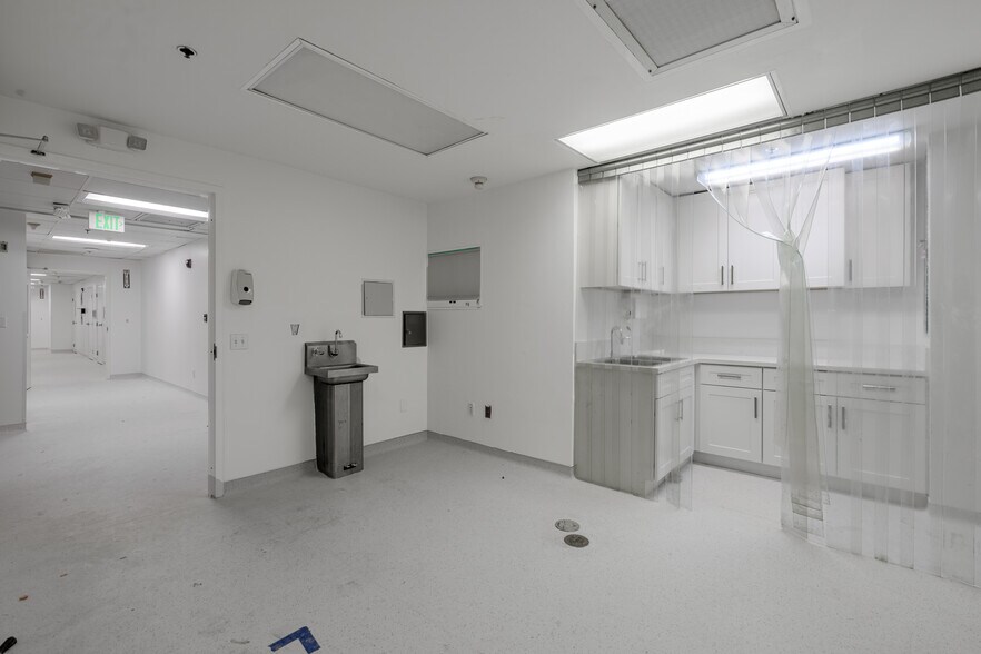 More Photos Of 16250 Ventura Blvd, Encino Office For Lease