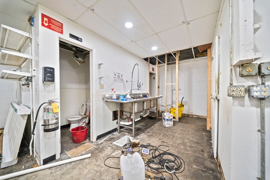 More Photos Of 1900 Tamarack Cir S, Columbus Fast Food For Lease