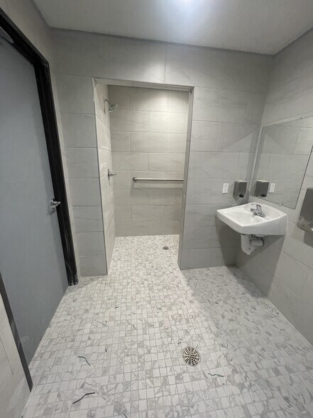 More Photos Of 2601 State Highway 121, Lewisville Light Distribution For Sale