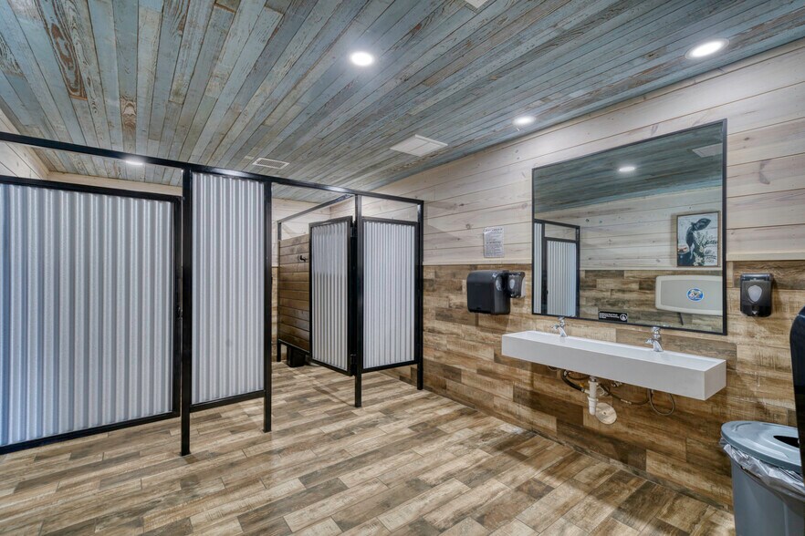 More Photos Of 710 S May St, Madisonville General Retail For Sale