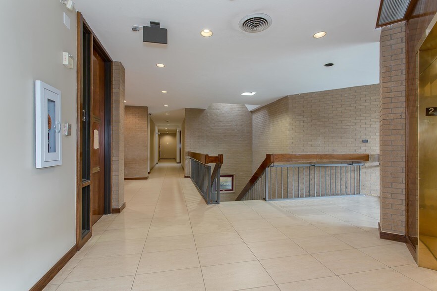 More Photos Of 17400 N Dallas Pky, Dallas Office For Lease