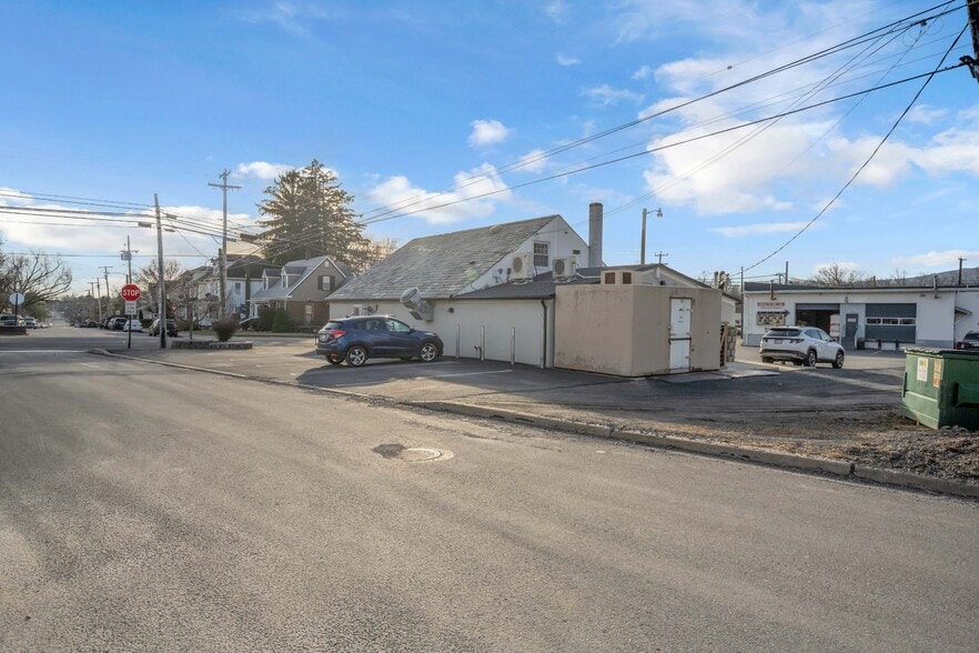 More Photos Of 67 Park Ave, Wind Gap Freestanding For Lease