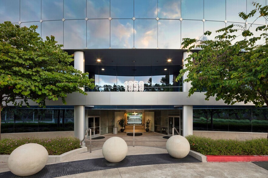 More Photos Of 1959 Palomar Oaks Way, Carlsbad Coworking Space