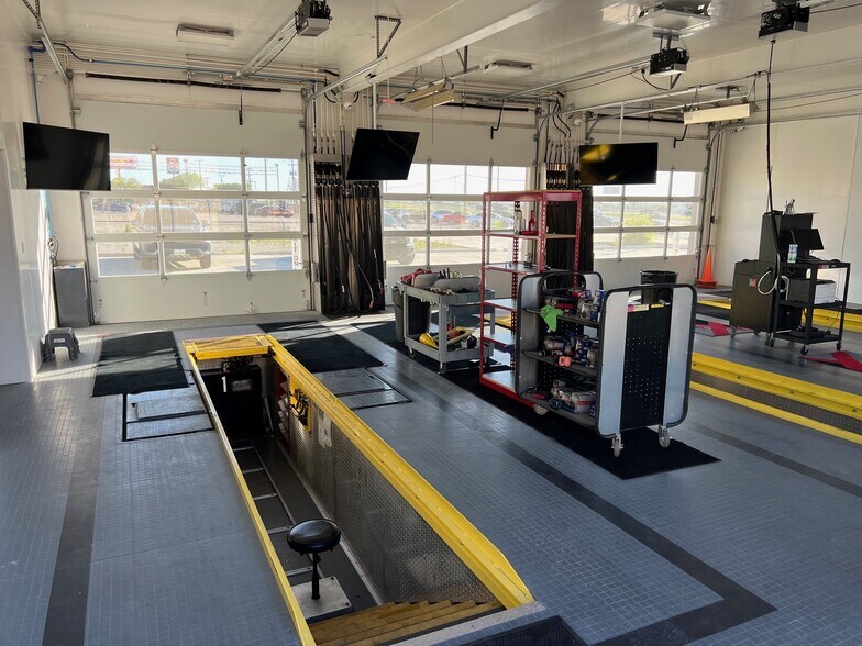 More Photos Of 10230 W Loop 1604 N, San Antonio Auto Repair For Sale