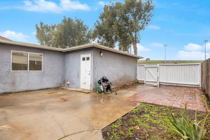 More Photos Of 18508 Kingsdale Ave, Redondo Beach Multifamily For Sale