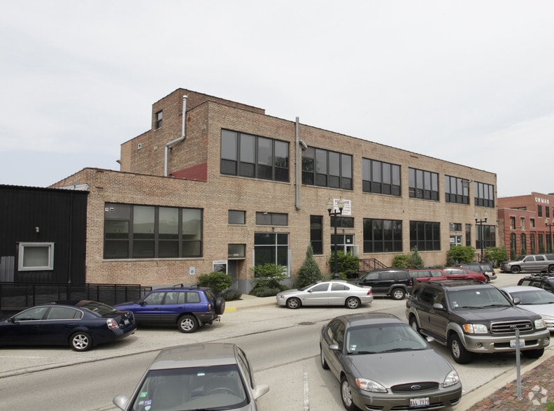 More Photos Of 4222 N Ravenswood Ave, Chicago Manufacturing For Lease