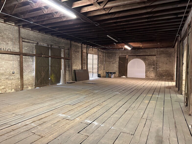 More Photos Of 200-232 W New Braunfels St, Seguin Warehouse For Lease