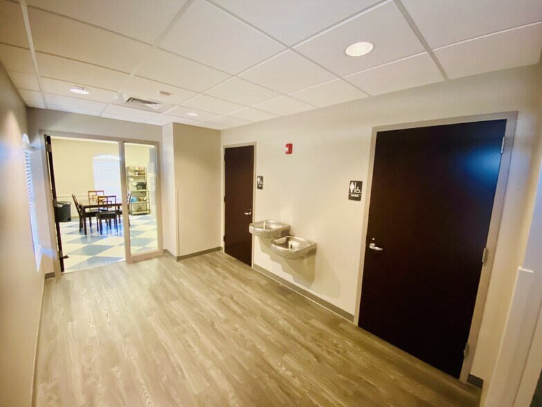 More Photos Of 1619 E Common St, New Braunfels Office For Sale