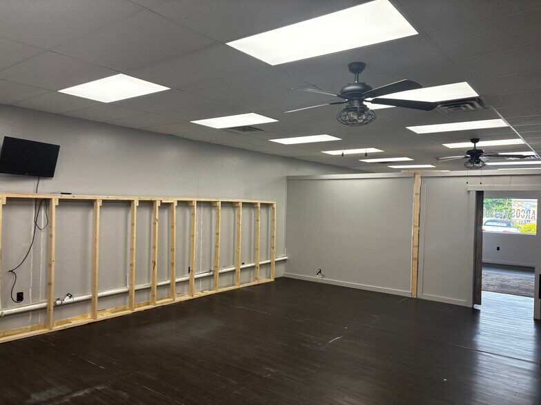More Photos Of 1916 Kingstown Rd, Wakefield Freestanding For Lease