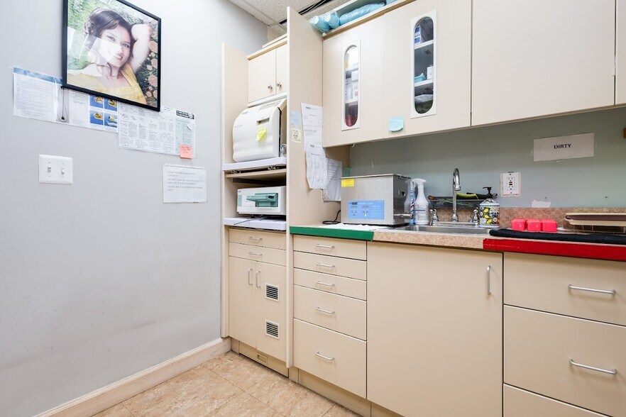 More Photos Of 4400 MacArthur Blvd NW, Washington Office For Sale