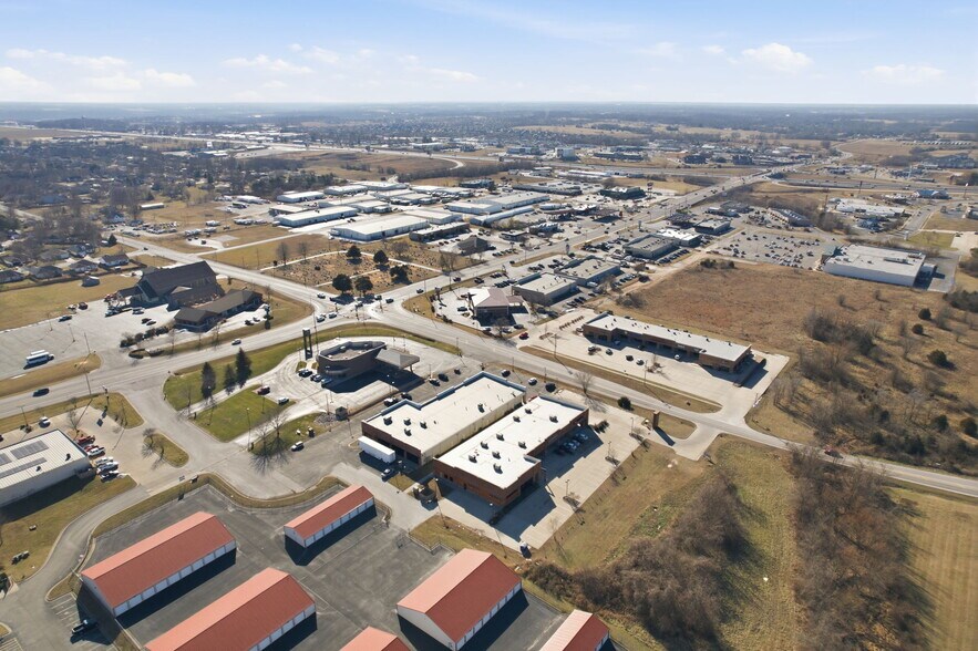 More Photos Of 5540-5550 N Farmer Branch Rd, Ozark General Retail For Sale