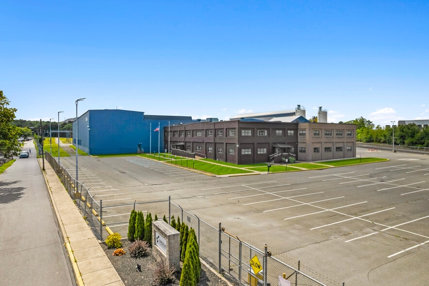 More Photos Of 101 Carleton Ave, Hazleton Manufacturing For Sale