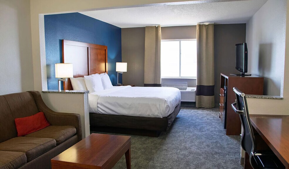 More Photos Of 214 W 9th St, Coralville Hotel For Sale