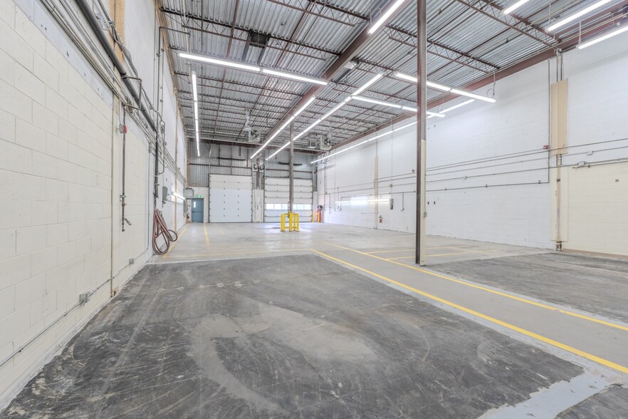 More Photos Of 8552-8678 Boul Pie-IX, Montréal Warehouse For Lease