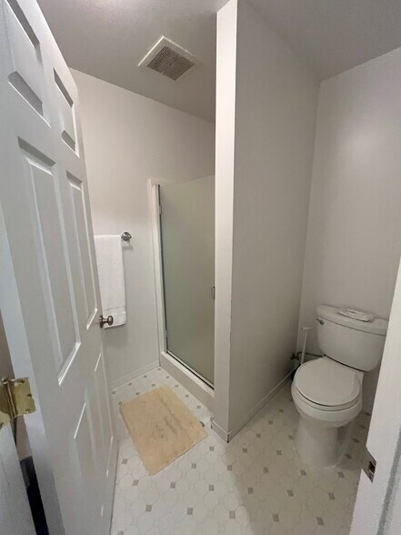 More Photos Of 1004 S Nordic Dr, Petersburg Hotel For Sale