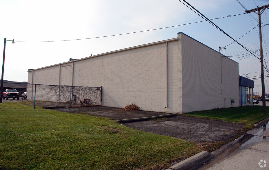 More Photos Of 29710 Groesbeck Hwy, Roseville Warehouse For Lease