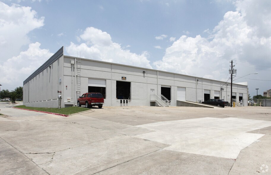 More Photos Of 7615 Metro Center Dr, Austin Warehouse For Lease