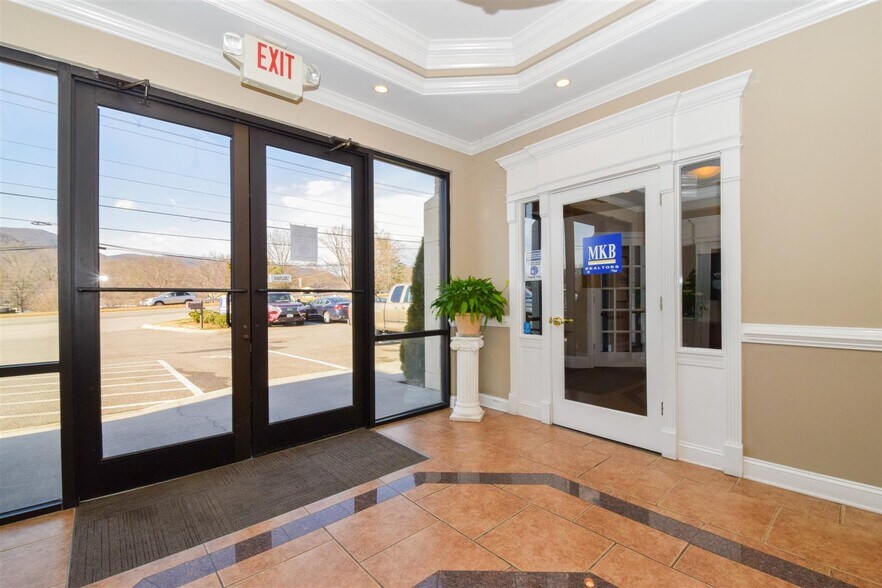 More Photos Of 2350 Electric Rd, Roanoke Medical For Lease