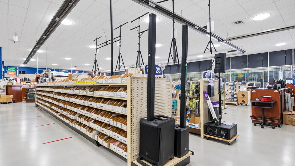More Photos Of 2500 Blvd Taschereau, Lemoyne General Retail For Sale