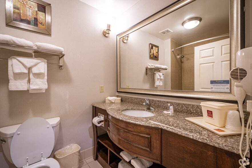 More Photos Of 5100 7th St, Bay City Hotel For Sale