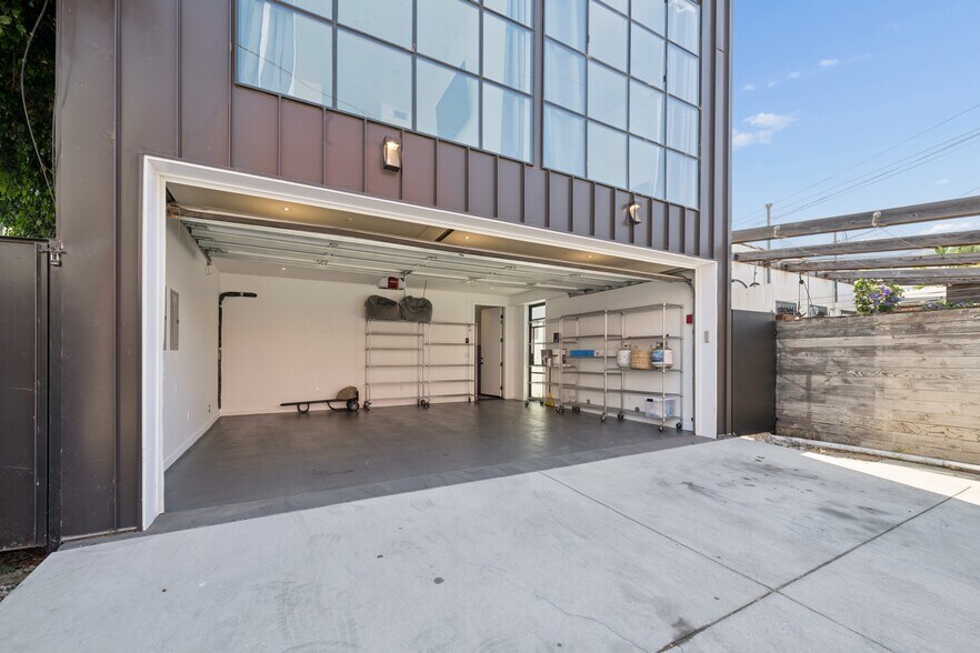 More Photos Of 1317 Cabrillo Ave, Venice Flex For Sale