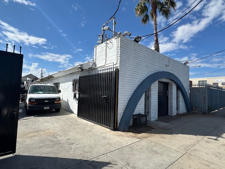 Primary Photo Of 14640-14644 Keswick St, Van Nuys Light Manufacturing For Sale
